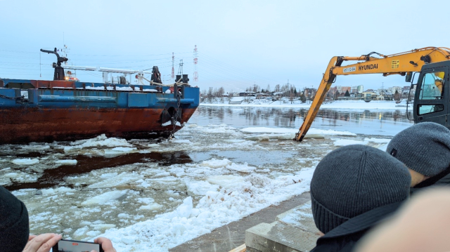 Очистка акватории от битого льда у причала в Усть-Славянке.jpg